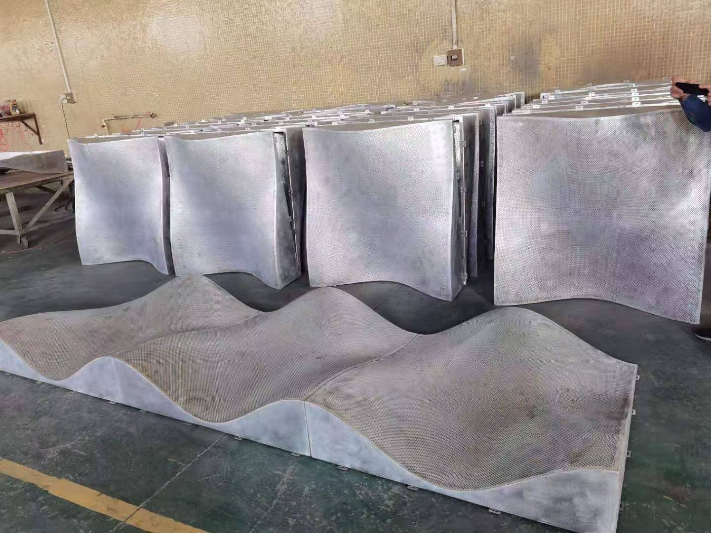 雙曲鋁單板工廠 創(chuàng)造的魔法使者，承載城市的榮耀與夢(mèng)想